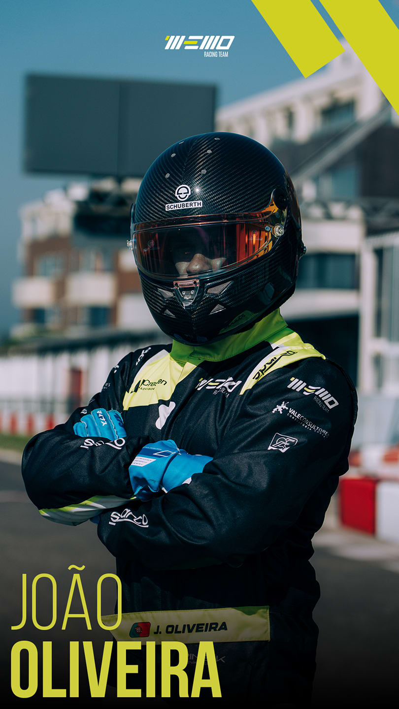 Retrato individual de piloto da Memo Racing Team com equipamento