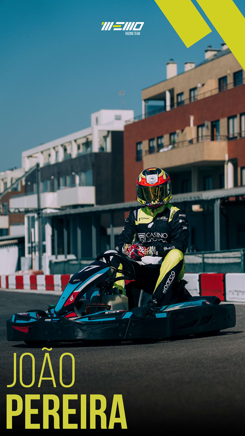 Retrato individual de piloto da Memo Racing Team com equipamento