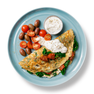 أومليت مع الطماطم الكرزية والزيتون والريحان