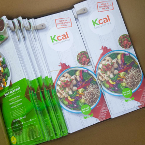 قائمة طعام كي كال الصحية والسريعة لعام 2016 موضوعة على سطح طاولة.