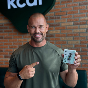 أندرياس إل. بورغمان يحمل ساعة كي كال فيت الذكية لمساعدة مشتركين خطط الوجبات على تتبّع السعرات الحرارية بدقة.