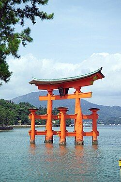 ItsukushimaTorii7379.jpg