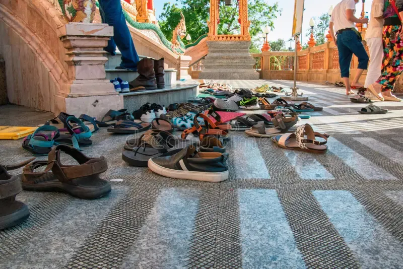 los-zapatos-se-fueron-en-la-entrada-al-templo-budista-concepto-de-observar-tradiciones-tolerancia-gratitud-y-respecto-114619385.webp
