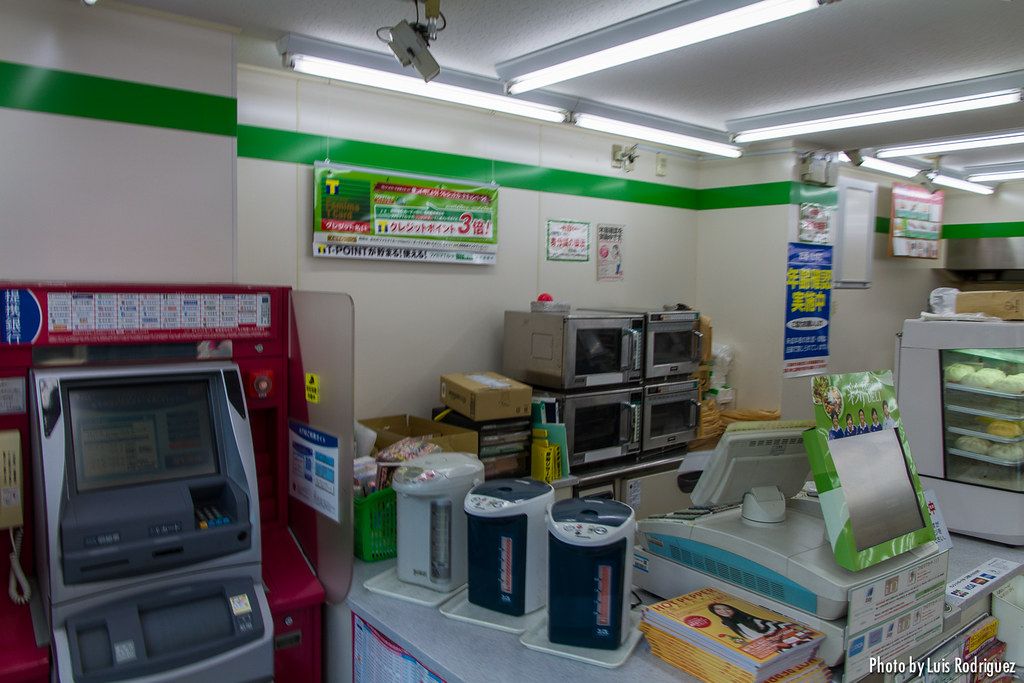 cajeros en konbini.jpg