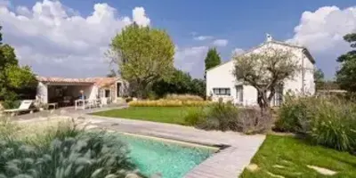 Un jardin en terrasses d’un vieux village provençal