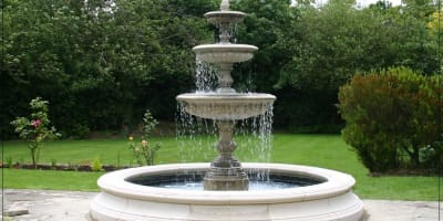 Un jardin secret entre deux murs de pierre