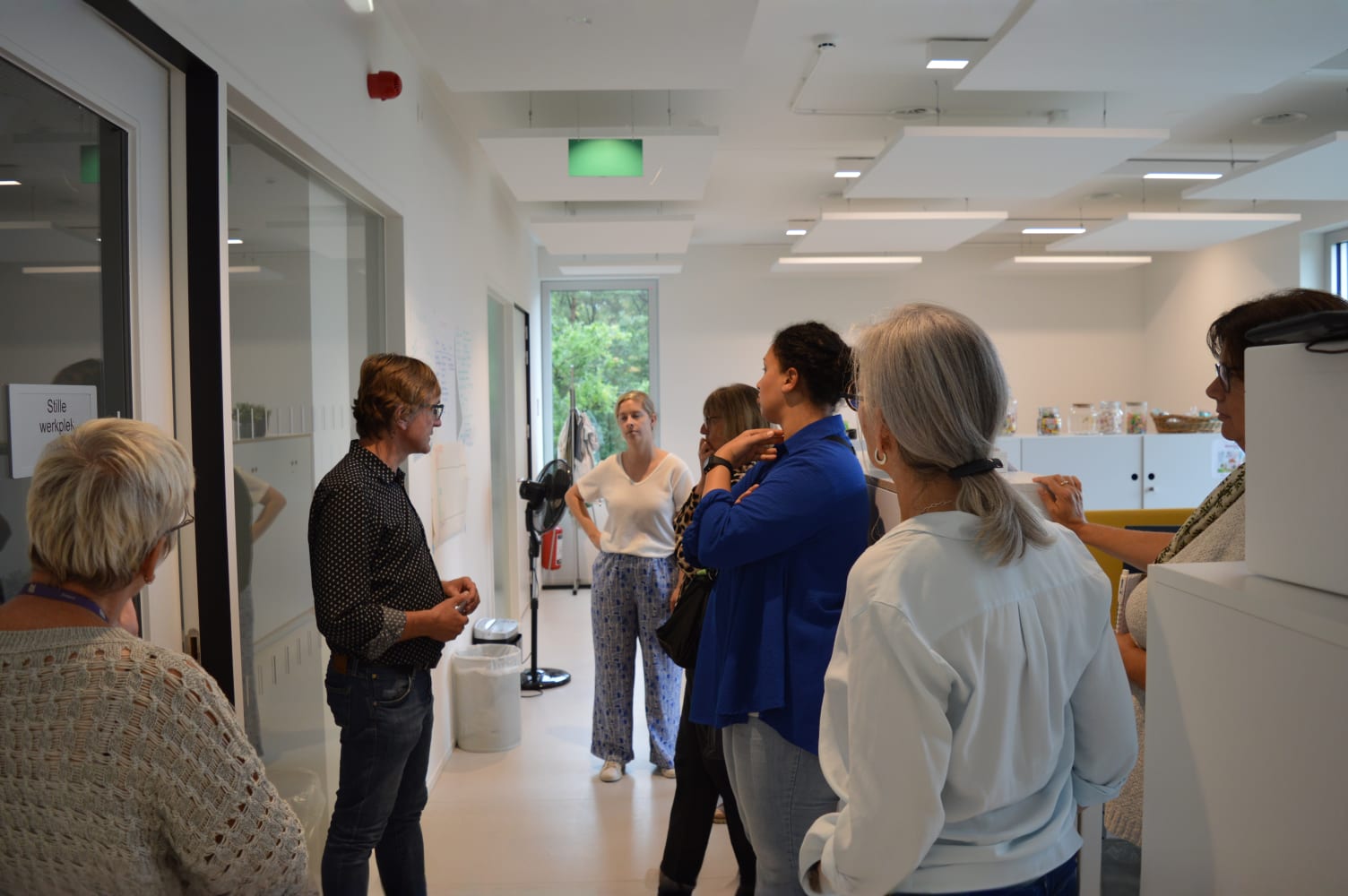 Foto van mensen op een plaatsbezoek