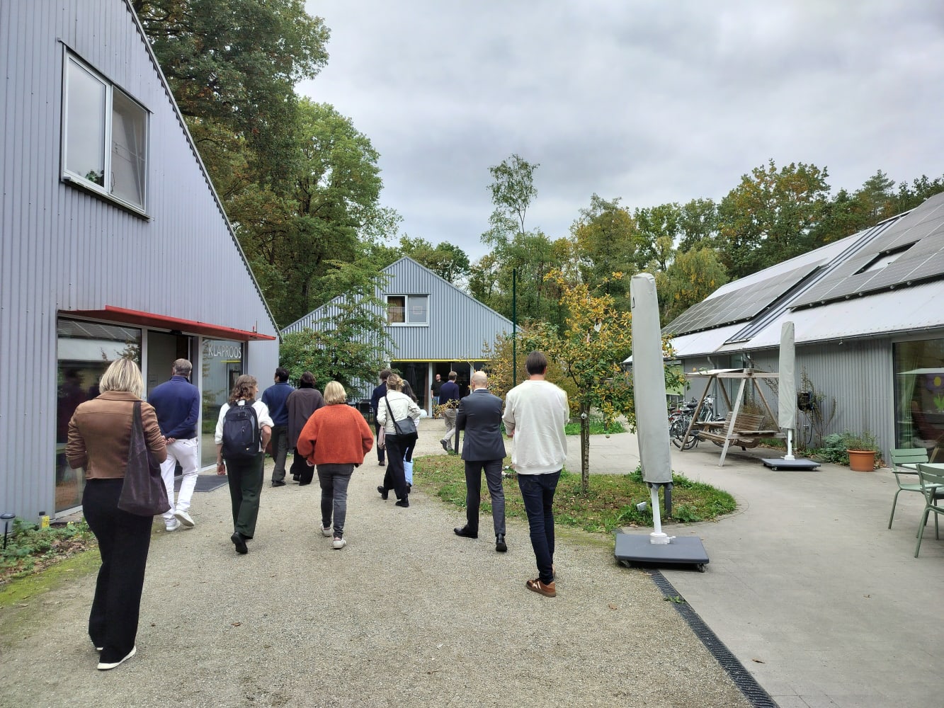 Foto van mensen op een plaatsbezoek