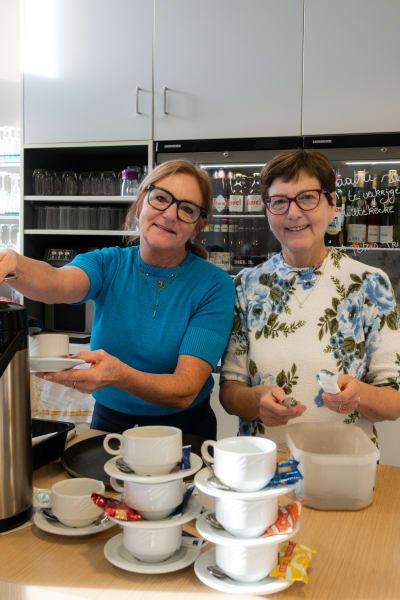 2 dames die zorgen voor de bediening