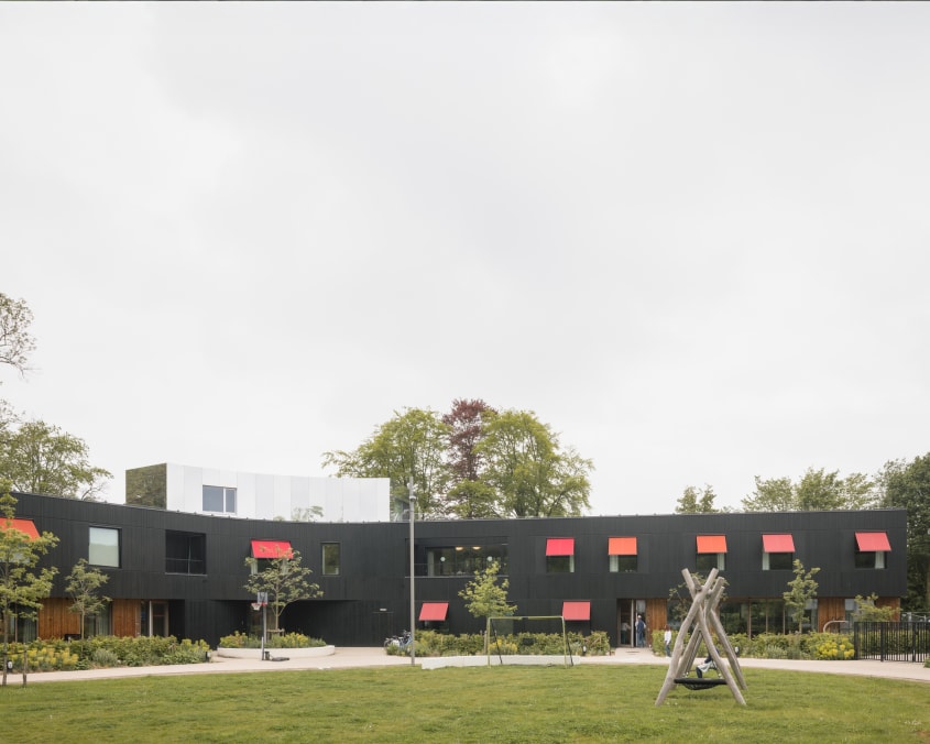 Gevel met zonwering via kleurrijke markisollete