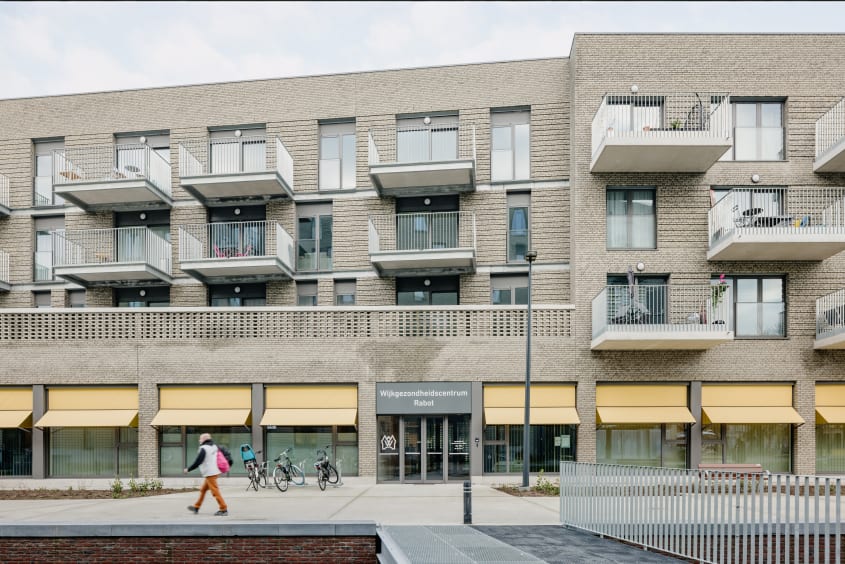 Wijkgezondheidscentrum Rabot op het gelijkvloers van een sociale woningbouwcomplex