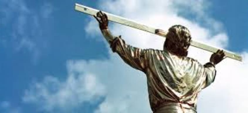 Illustratieve foto van een man die de wolken meet