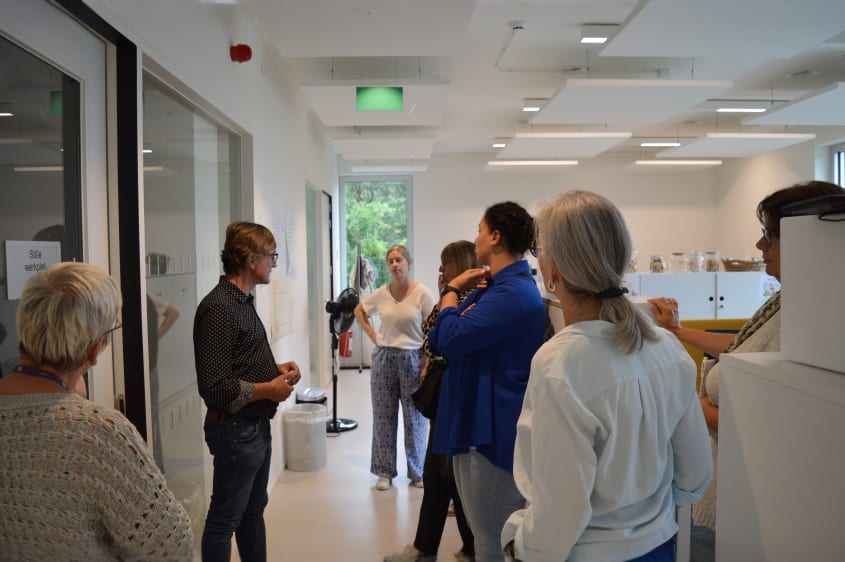 Foto van mensen op een plaatsbezoek