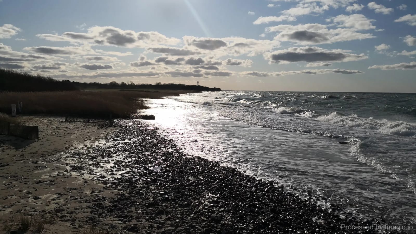 Naturstrand mit Leuchtturm