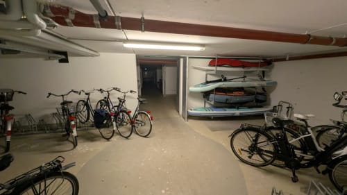 abgeschlossener fahrrad- und sup-keller