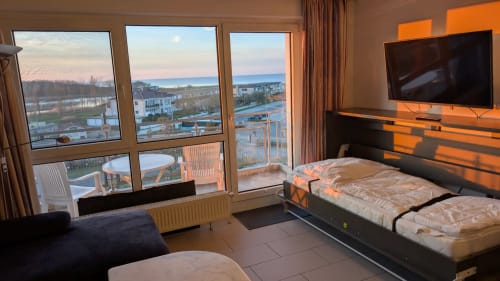Wohnzimmer mit ausgeklapptem schrankbett