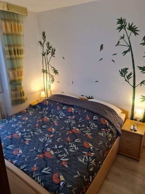 Schlafzimmer mit Doppelbett und tv
