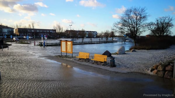 Überschwemmter Parkplatz