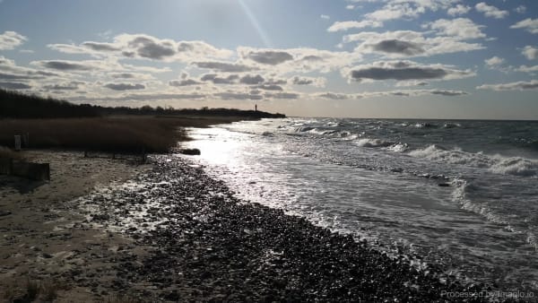 Naturstrand mit Leuchtturm