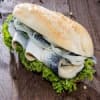 Frisches Fischbrötchen mit Bismarckhering