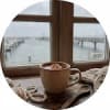 Kaffeetasse mit Blick auf den Yachthafen