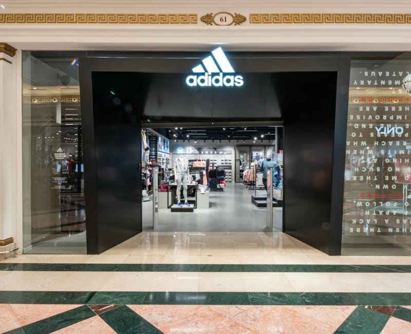 adidas gran via horario