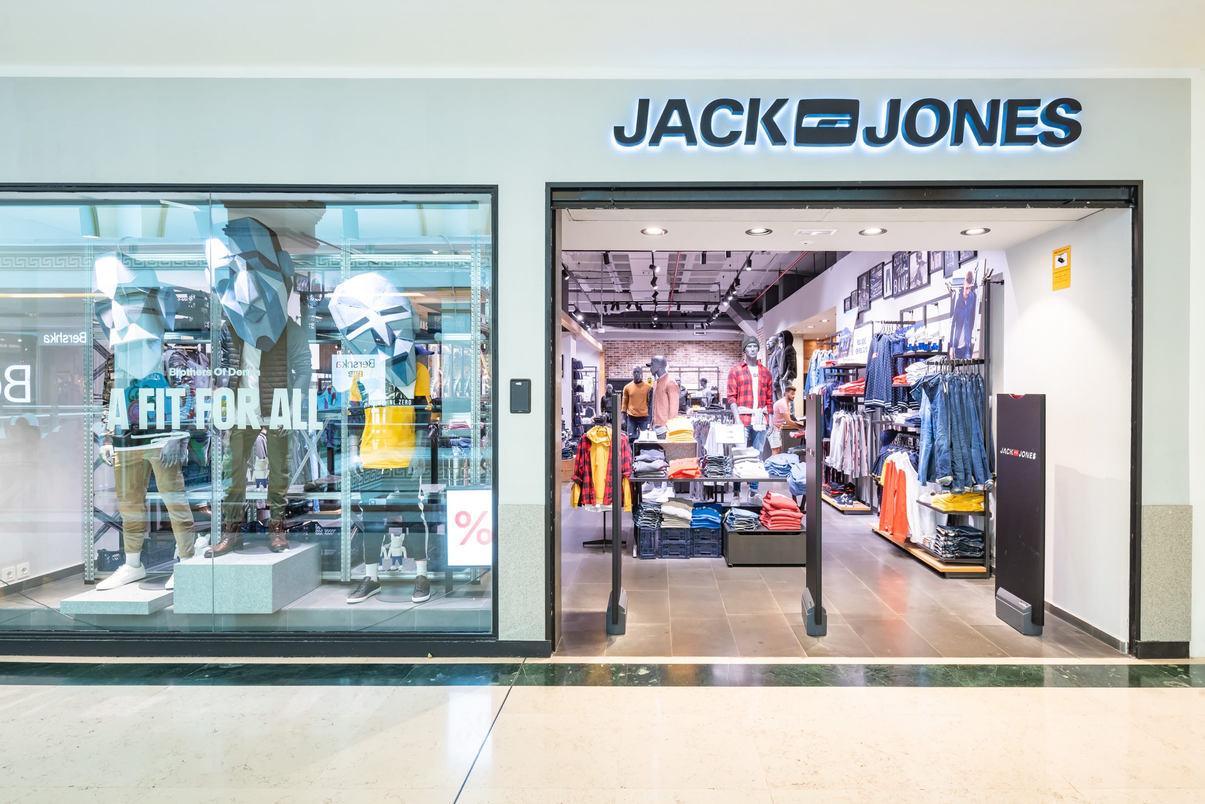 Jack & Jones inaugura establecimiento en Marineda City con más