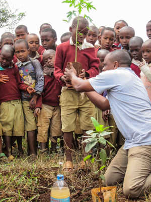 TZ-tree-planting-students
