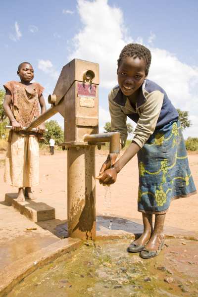 MAL NBAY WASH 2 girls at well dseigal