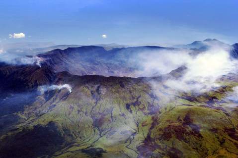 800px-Caldera_Mt_Tambora_Sumbawa_Indonesia