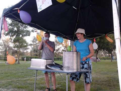 Vilma and Peter perform Dont Worry be Happy on the pots