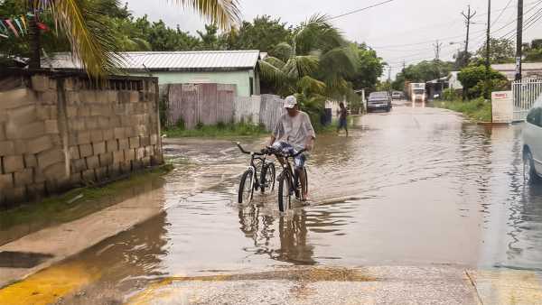 06 - wet road into belize city