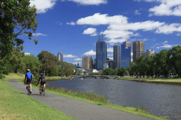 cycling-along-Yarra-River-Melbourne-600x400