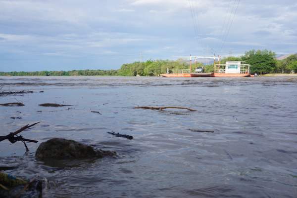 Guided by rope, the ferry makes its way across the Magdalena River