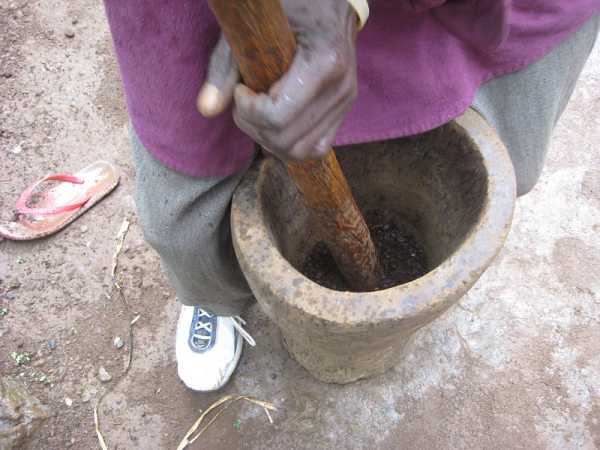 Molitura_del_caffè_a_Marangu,_Regione_del_Kilimangiaro,_Tanzania