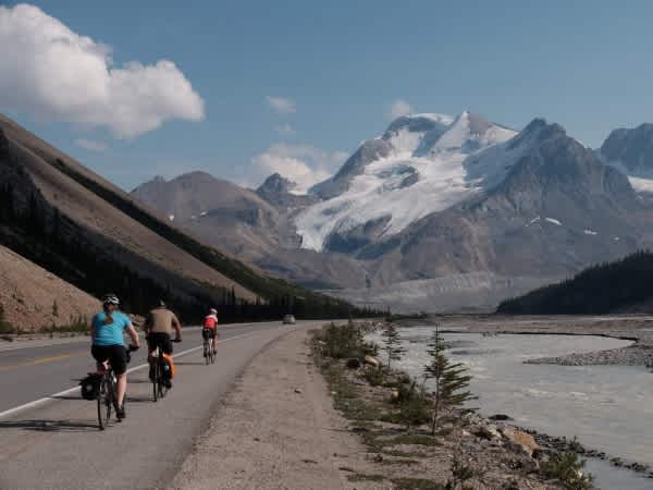 Riders-nearing-the-top-of-the-pass.-600x450