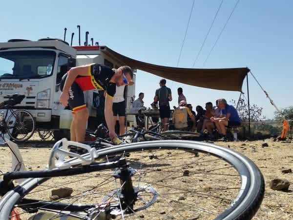 Roadside-lunch-after-Gondar-600x450