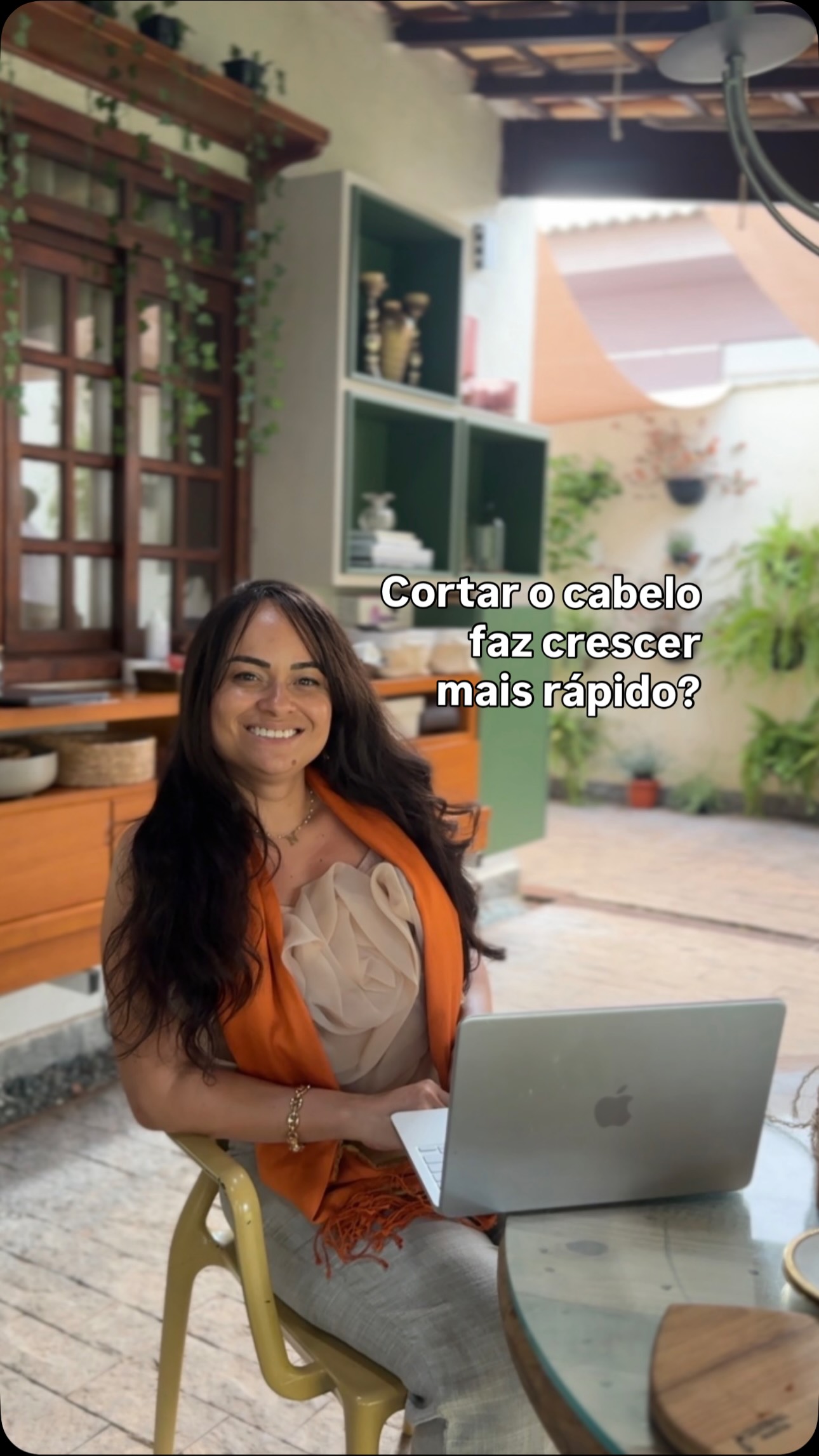 Você corta o cabelo achando que isso vai fazer ele crescer m