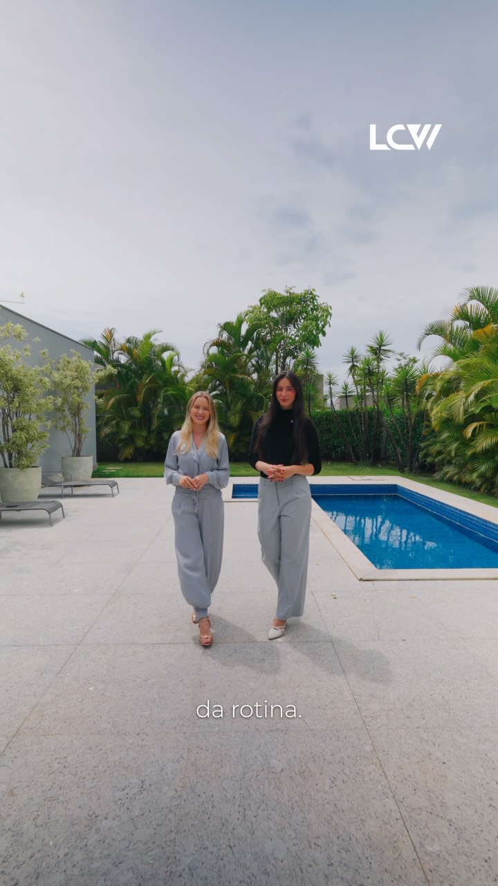 Em um lote totalmente plano, esta residência une arquitetura