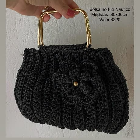 Bolsas em crochê modernas, feitas à mão e exclusivamente para você! Confeccionamos tramas cheias de estilo, durabilidade e personalidade. Transforme seu visual com um acessório que une arte e moda. Encomende a sua ou escolha a pronta entrega!"