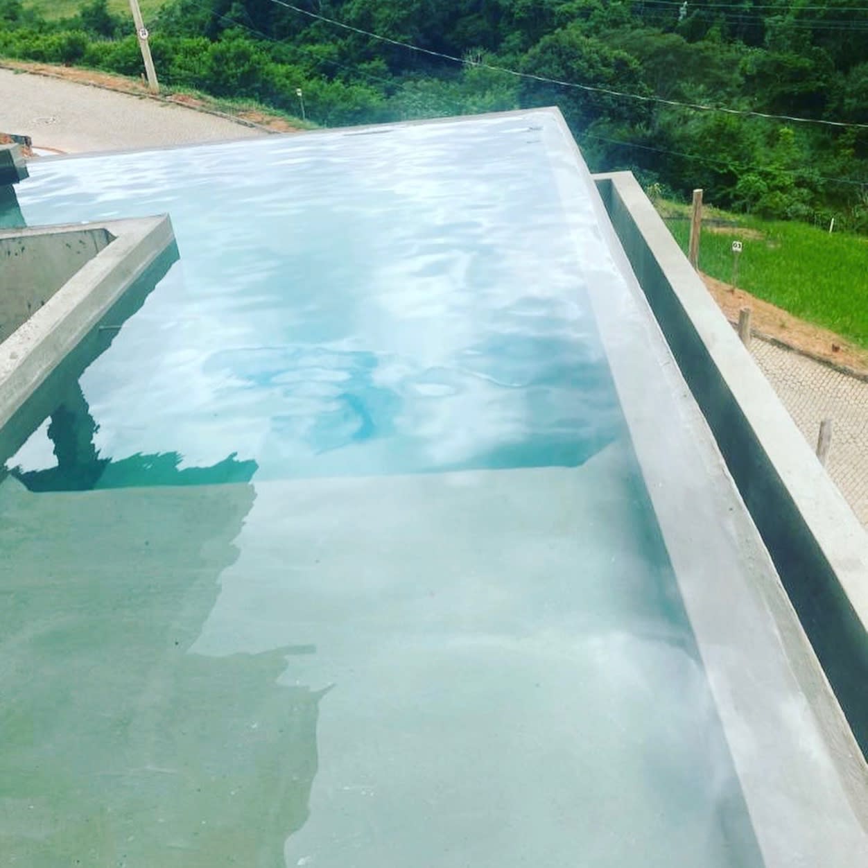 🛠️ Por trás de cada projeto de alto padrão, existe um sistema de impermeabilização executado com excelência — fator essencial para garantir longevidade e segurança à obra.

A impermeabilização de piscinas demanda critérios técnicos rigorosos:

✔ Utilização de produtos de alta performance, resistentes ao contato constante com água tratada
✔ Preparação adequada da superfície antes de receber a impermeabilização.
✔ Execução técnica com controle e rastreabilidade de materiais
✔ Mão de obra especializada em todas as etapas
✔ Comprometimento profissional do início ao fim do processo.

💧 Um único erro pode comprometer significativamente todo o investimento.

Na Viçosa Impermeabilização, atuamos com soluções específicas para piscinas, conduzindo todas as fases, da preparação à entrega, com precisão técnica, garantia e padrão de excelência.

📲 Agende uma avaliação e assegure a integridade da sua obra, evitando infiltrações, retrabalhos e prejuízos. 2