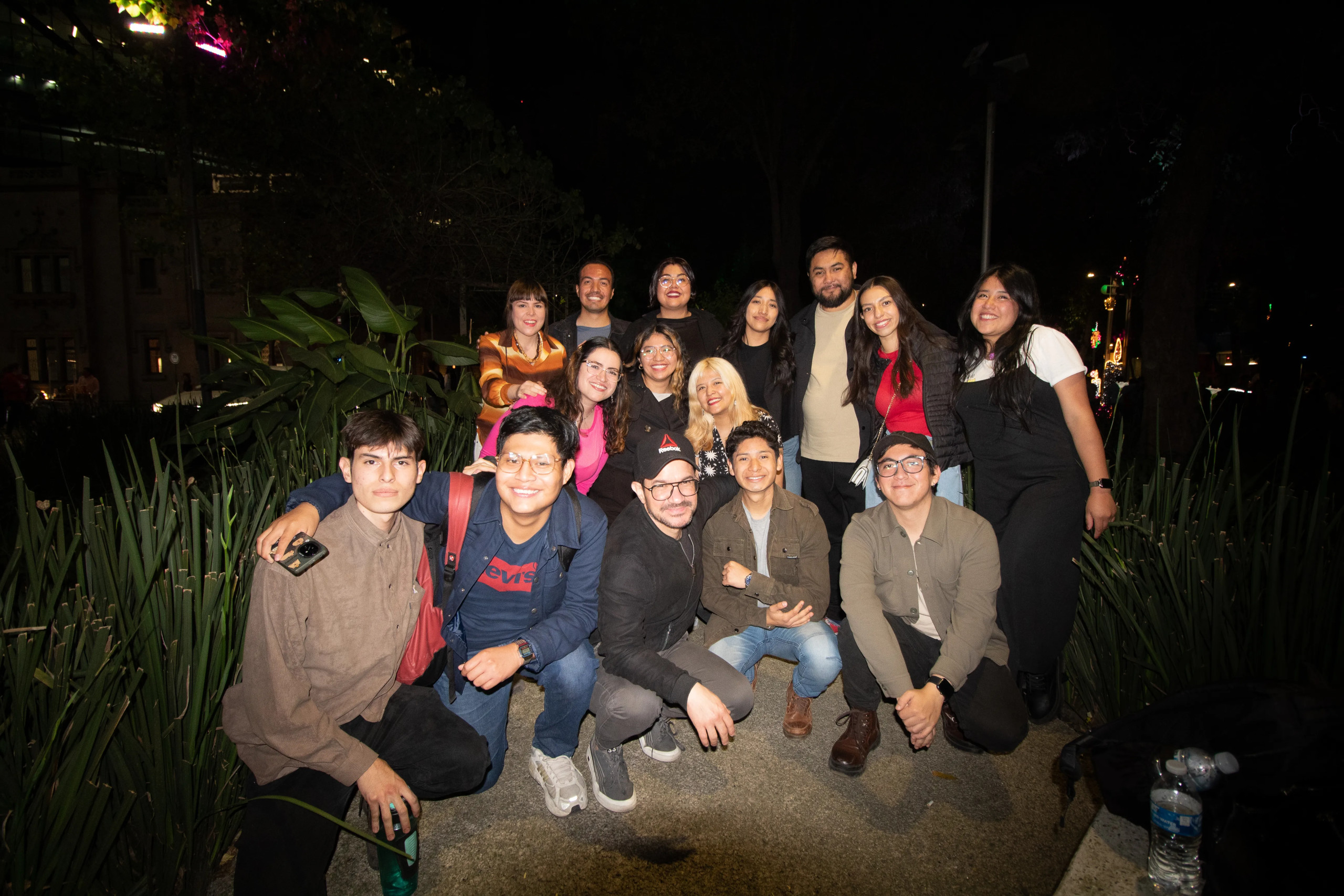 Amigos de Epicentro reunidos por la noche