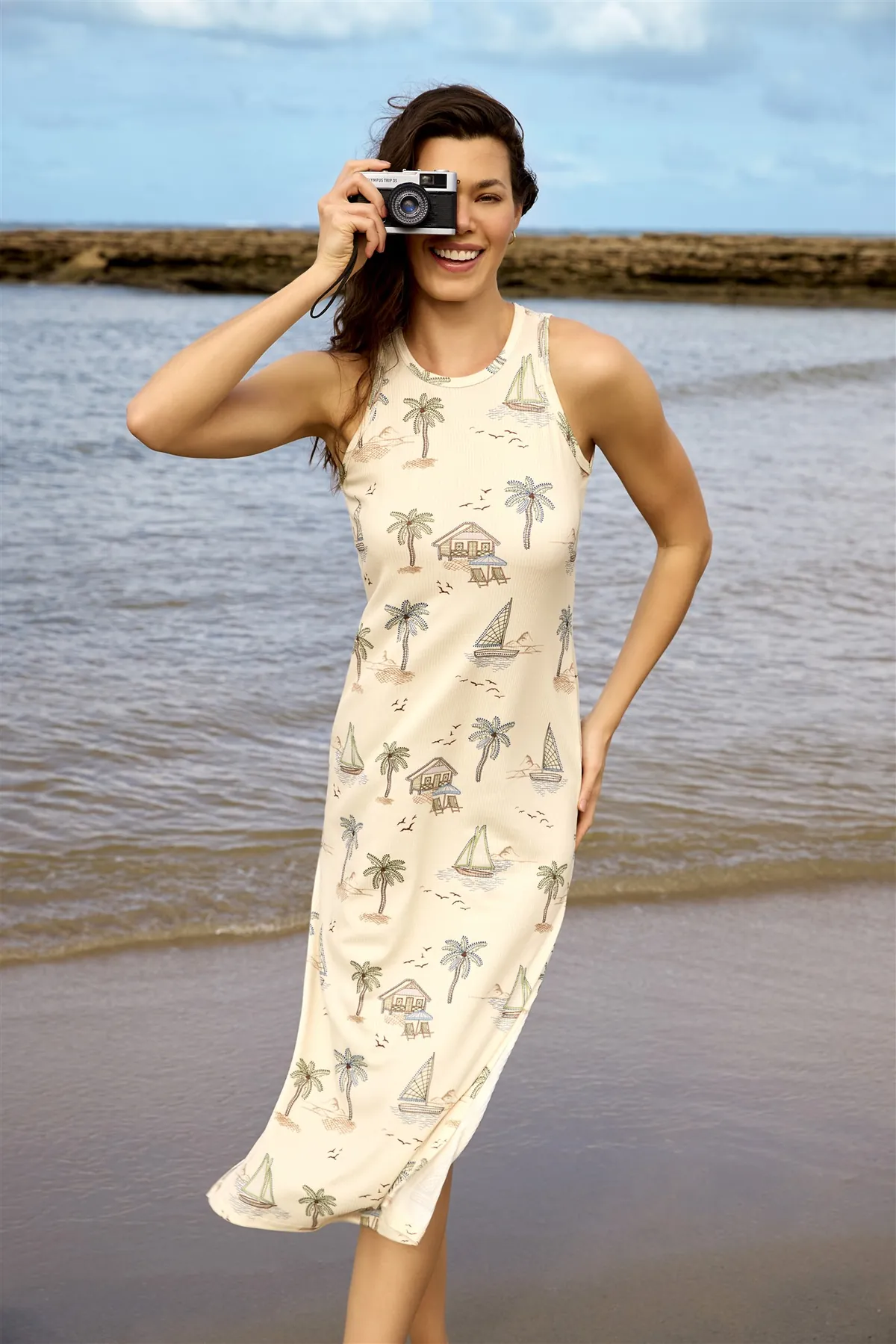 Camisola clara estampada da coleção de verão à beira-mar