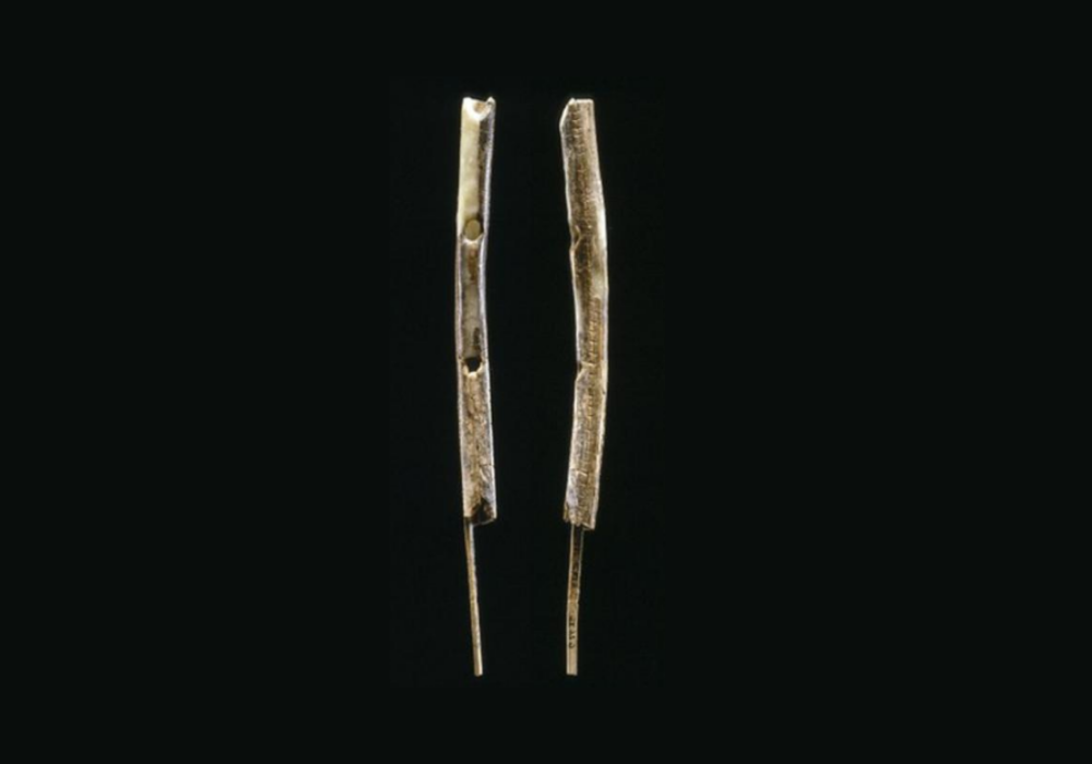 A photograph shows the remains of two mamoth ivory flutes.