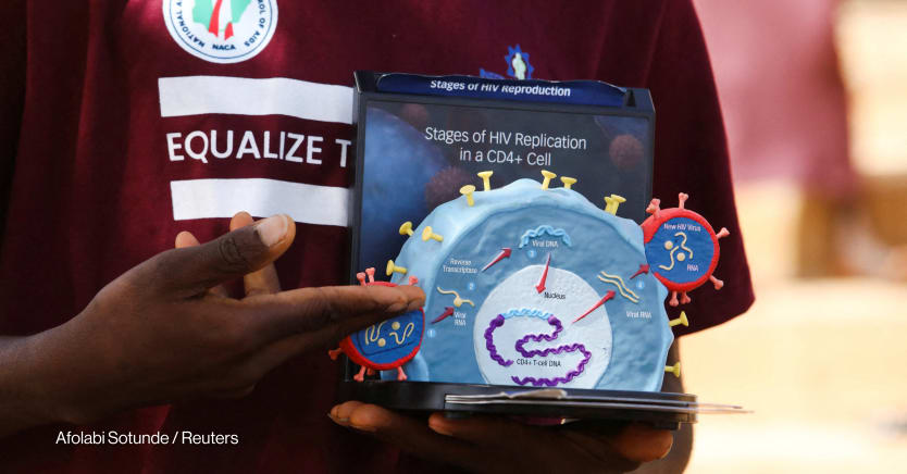 A peer educator uses a model of the HIV virus to illustrate a lesson on AIDS to youths at a primary 
health center in Kobi suburb in Abuja, Nigeria.
 
