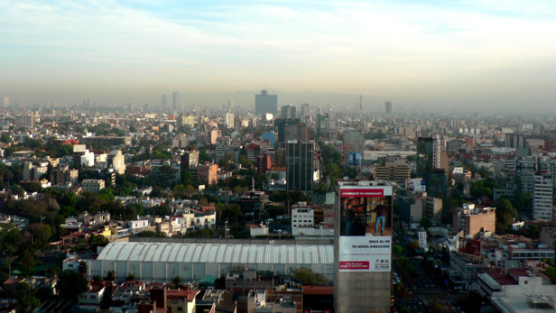 Smog hangs over Mexico City. How can cities lead the way on reducing the impacts of pollution and climate change? Photo by: Ilai A. Magun / CC BY-SA