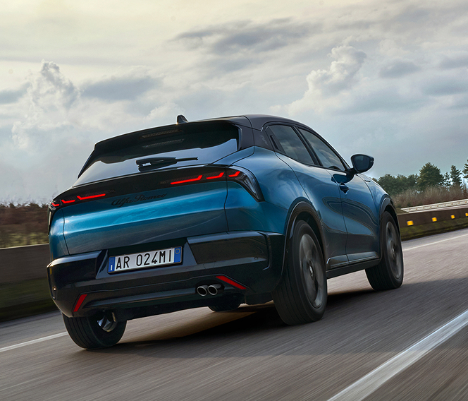 Auto blu in movimento