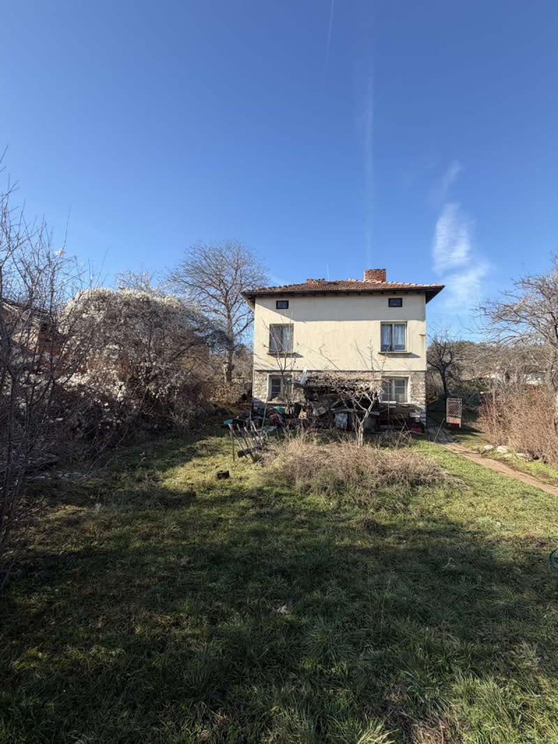 КЪЩА С ДВОР ЗА ПРОДАЖБА | до Община Драгоман | 30 мин. от София | планински район