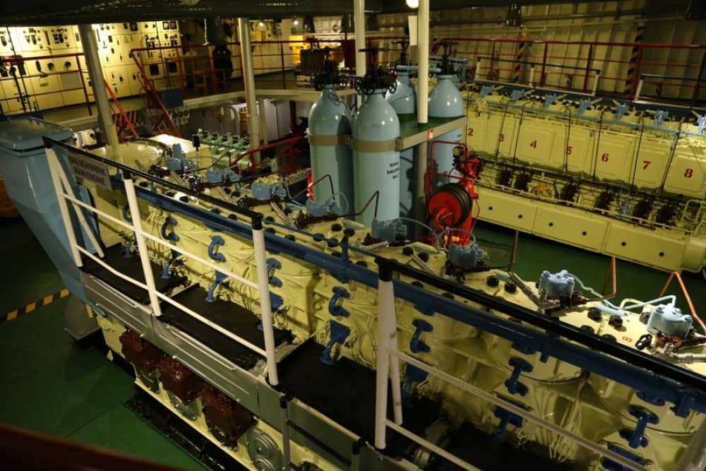 Судно с установленным судовым двигателем