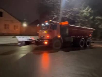 Повторная обработка проезжей части дорог также началась в 4 часа утра. В работе задействована 21 единица техники.
